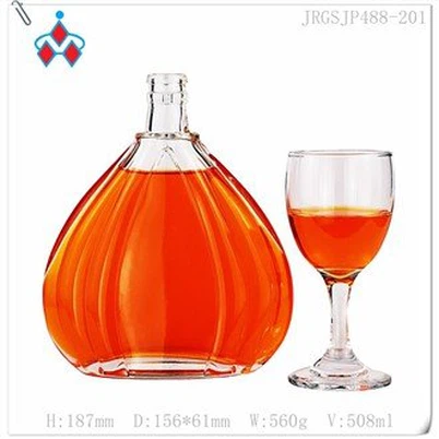 Bộ chai rượu mạnh và thủy tinh